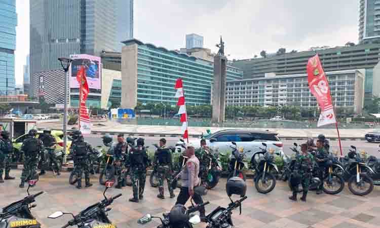 Personel TNI-Polri Bersiaga di Bundaran HI Jelang unjuk Rasa Mahasiswa
