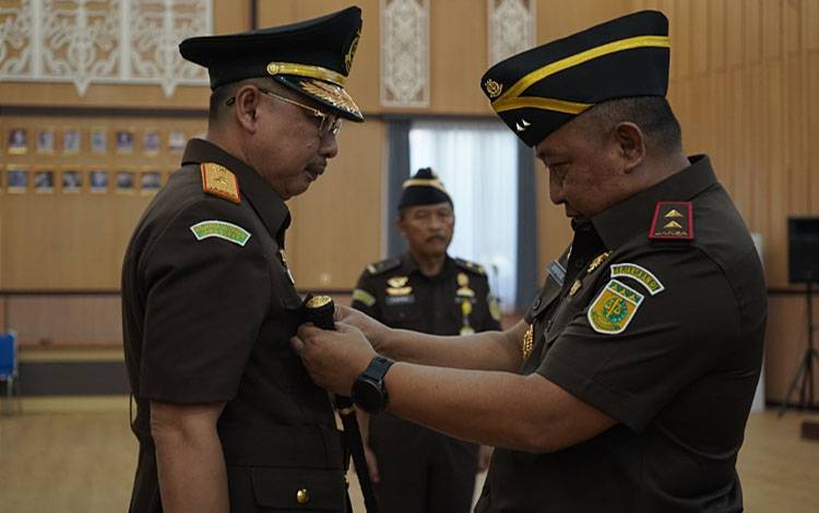 Kajati Kalteng Lantik Agustian Sunaryo Sebagai Wakil Kepala Kejati Kalteng
