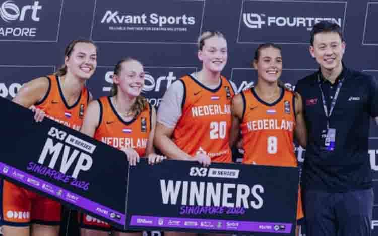 Dokumentasi para pemain Timnas Belanda U25 berpose bersama seusai menjuarai 3x3 Women's Series Singapura 2026. FIBA 3x3 (ANTARA)