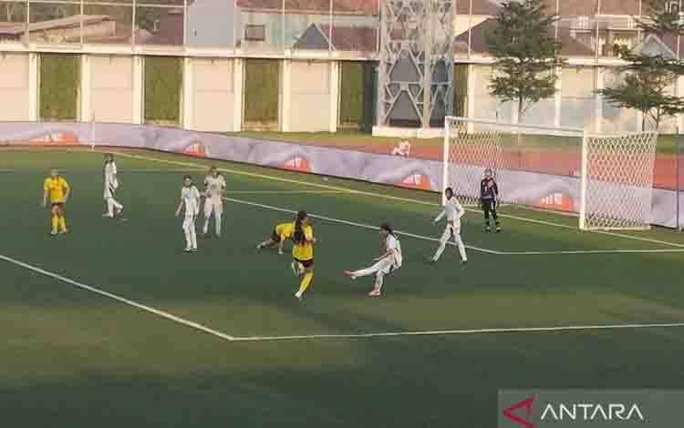 Pemain Arab Saudi berupaya menghalau bola dari penguasaan pemain Malaysia dalam laga Srikandi Merdeka Cup 2026 di Supersoccer Arena, Kabupaten Kudus, Jawa Tengah, Selasa (18/8/2026). ANTARA/Akhmad Nazaruddin Lathif.