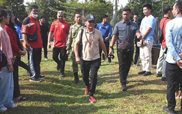 Gubernur Kalimantan Tengah Agustiar Sabran menyapa masyarakat dalam suasana kebersamaan di Palangka Raya. (FOTO: TND)