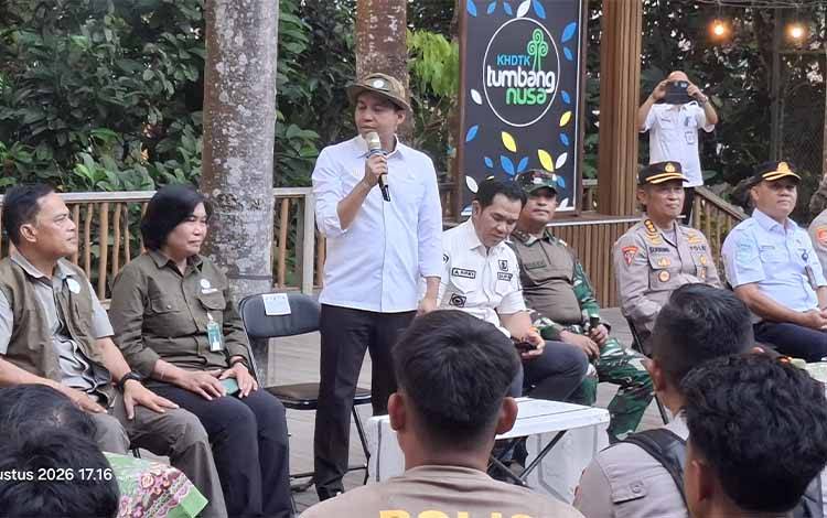 Tinjau Karhutla Tumbang Nusa, Menhut Raja Juli Tekankan Kolaborasi-Perkuat Pencegahan