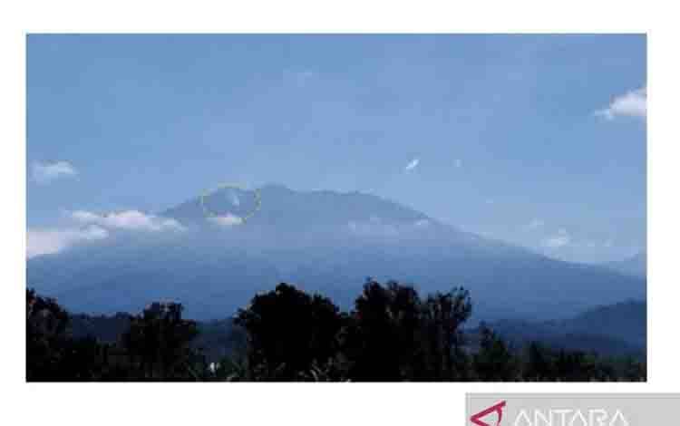 Badan Geologi: Asap di Gunung Raung Bukan Erupsi Tapi Kebakaran
