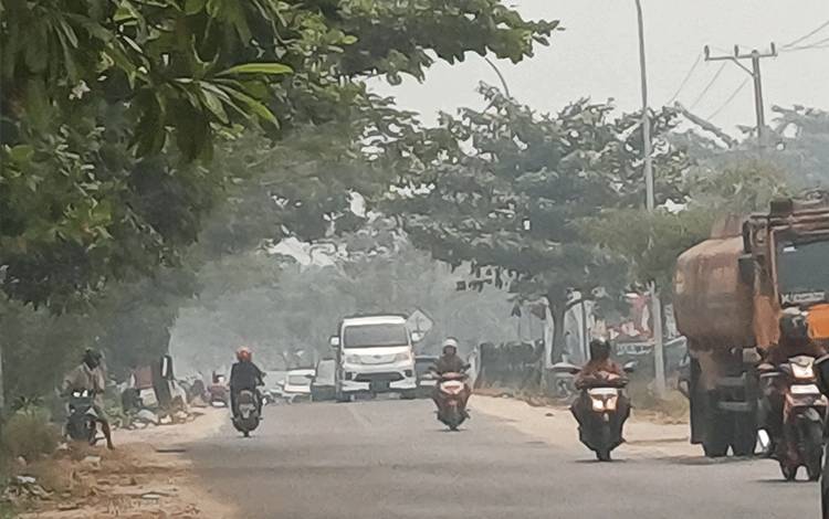 Kabut Asap Siang Hari Selimuti Sampit, Debu Karhutla Beterbangan di Sejumlah Jalan