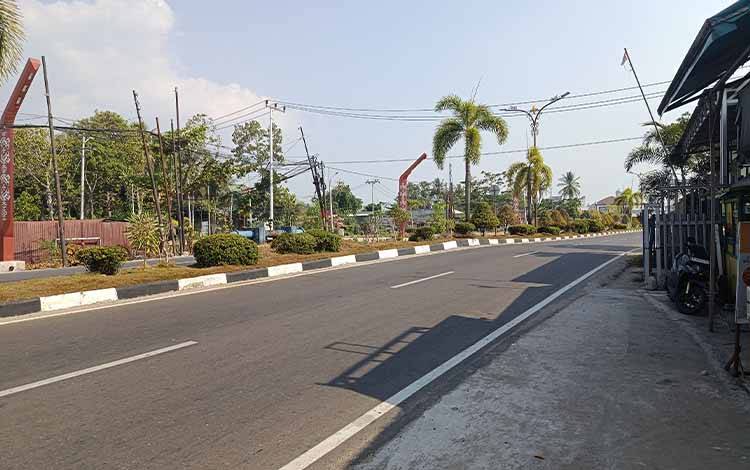 Jalan Pemuda, Kuala Kapuas tepat di depan SPBU, diduga belum dibayarkan ganti ruginya, Kamis, 20 Agustus 2026. (FOTO: Yanur)