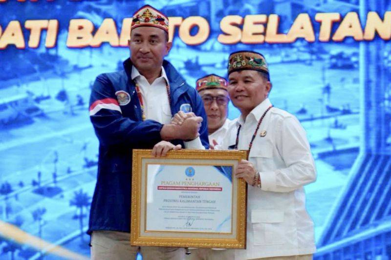 Kepala BNN RI Komjen Pol Suyudi Ario Seto menyerahkan penghargaan kepada Gubernur Kalteng Agustiar Sabran di Palangka Raya, Kamis (20/8/2026). (ANTARA/HO-Biro Adpim Pemprov Kalteng)