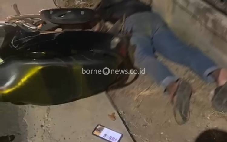 Pemotor Terkapar di Martapura Barat, Diduga Main HP Sebelum Kecelakaan