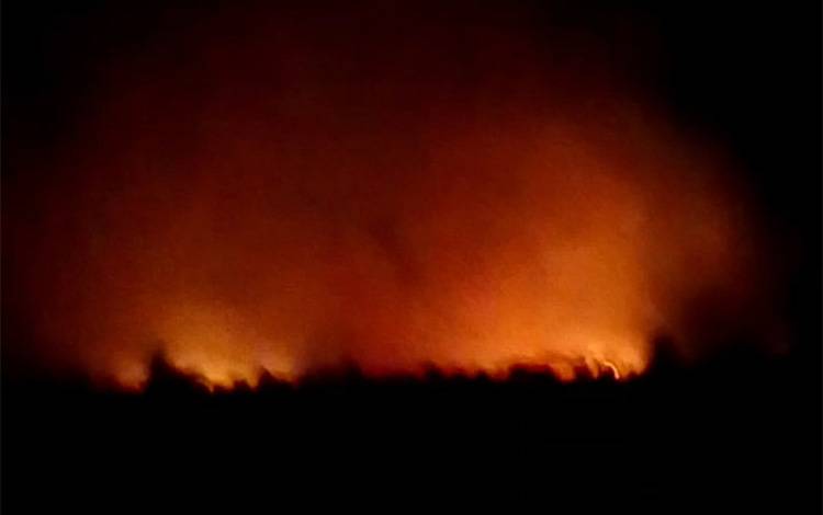 Api Lahan Menyala Lagi Malam Hari di Dadahup Kapuas, Tak Jauh dari Permukiman Warga