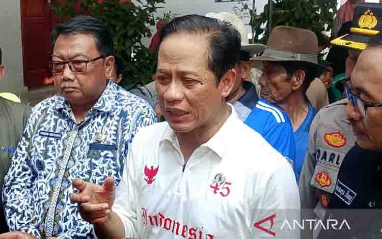 Wakil Menteri Koordinator (Wamenko) Bidang Pangan Hanif Faisol Nurofiq (tengah) saat memberikan keterangan di Indramayu, Jawa Barat, Kamis (20/8/2026). ANTARA/Fathnur Rohman.