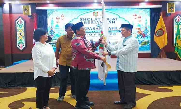Wagub Edy Pratowo menyerahkan bendera kontingen kepada perwakilan Kafilah Kalteng (FOTO: ARL)