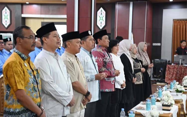 Wagub Edy Pratowo dan jajaran pada pelepasan Kafilah Kalteng untuk mengikuti MTQ VIII KORPRI Tingkat Nasional Tahun 2026. (FOTO: BIRO ADPIM KALTENG)
