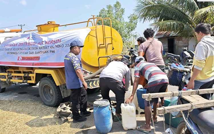 Kemarau Melanda, PMI Seruyan Distribusikan Air Bersih ke Wilayah Krisis Air