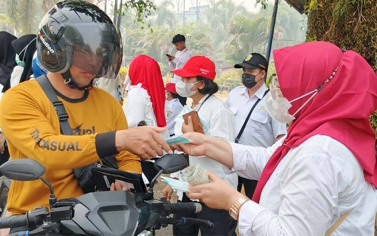 Razia Pajak Saat Kabut Asap, Bapenda Palangka Raya: Kami Bagikan Masker