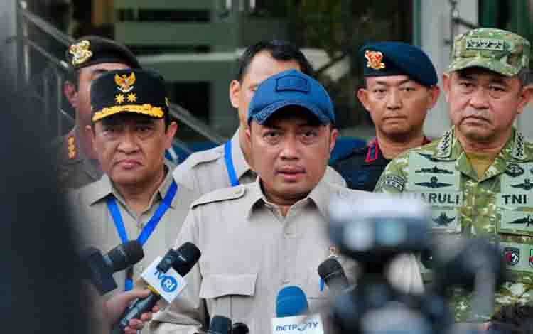 Menteri Sekretaris Negara Prasetyo Hadi memberikan keterangan pada media usai mendampingi Presiden Prabowo Subianto meninjau lokasi kebakaran hutan dan lahan di Palangka Raya, Kalimantan Tengah, Sabtu (22/8/2026). (ANTARA/HO-BPMI Sekretariat Presiden)