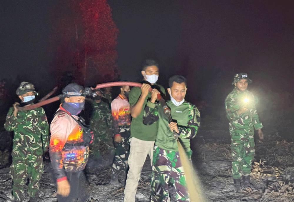 Dari Siang hingga Malam Yonif TP 923 Mentaya bersama MPA Baamang Barat Berjibaku Padamkan Karhutla