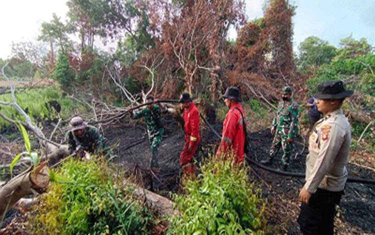 Dandim 1015 Sampit Letnan Kolonel Infanteri Dwi Candra Setyawan turun langsung memantau proses pemadaman karhutla di wilayah Seruyan. (Foto : Fahrul)