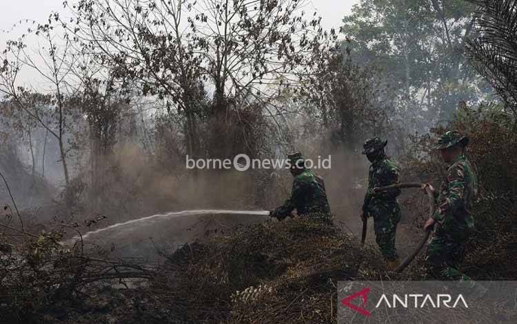 Personel Yonif TP 882/Hulubalang melakukan pembasahan untuk mencegah api kembali menyala di lokasi kebakaran lahan gambut di Desa Arang Limbung, Kecamatan Sungai Raya, Kabupaten Kubu Raya, Kalimantan Barat, Minggu (23/8/2026). BNPB mencatat luas lahan di Kalimantan Barat yang terbakar akibat kebakaran hutan dan lahan sejak Januari hingga Agustus 2026 mencapai 38.310,89 hektare, yang berpotensi menimbulkan bencana asap di sejumlah kabupaten/kota di provinsi setempat. ANTARA FOTO/Jessica Wuysang/w