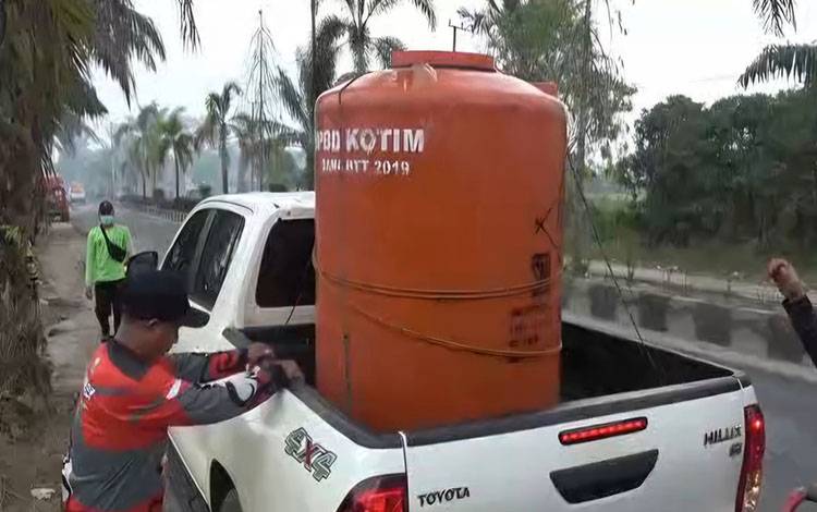 Suplai Air dari OPD Bantu Percepat Pemadaman Karhutla di Kotim