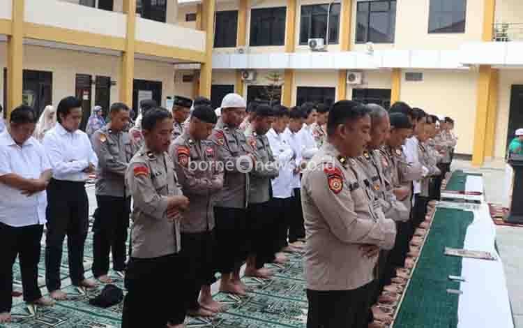 Suasana Salat Istisqa di Mapolresta Palangka Raya. (FOTO: IST)?