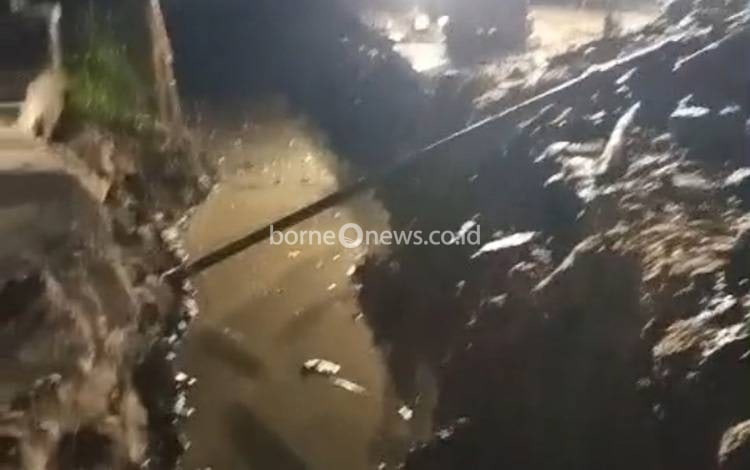 Pipa Pecah Terkena Proyek Gorong-gorong Mengakibatkan Gangguan Air PDAM Kapuas