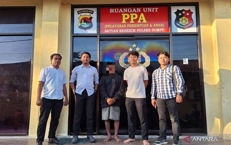 Petugas kepolisian menunjukkan terduga pelaku rudapaksa WNA di Pantai Lakey berinisial AI (tengah) dalam pemeriksaan di Unit PPA Satreskrim Polres Dompu, NTB, Selasa (25/8/2026). ANTARA/HO-Polres Dompu