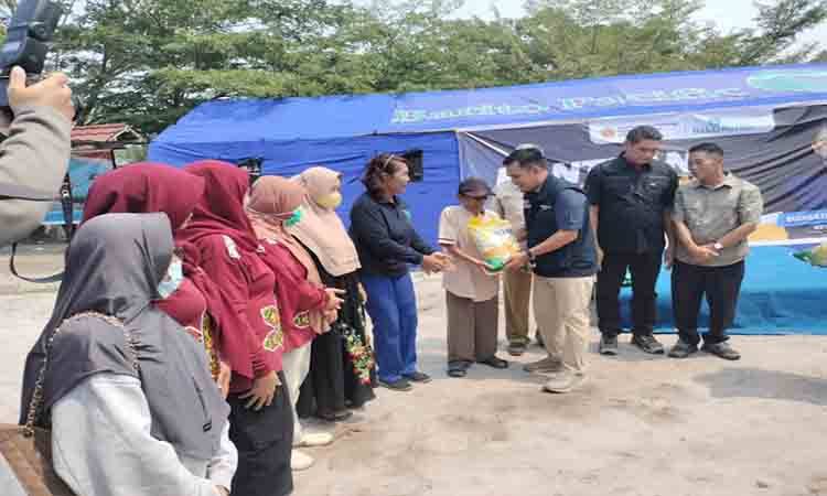 Karang Taruna Bagikan Sembako untuk Relawan dan Warga Terdampak Karhutla di Petuk Katimpun