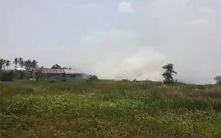 Karhutla di Jalan Tjilik Riwut Kuala Kapuas, Api Berkobar Mendekati Permukiman Warga
