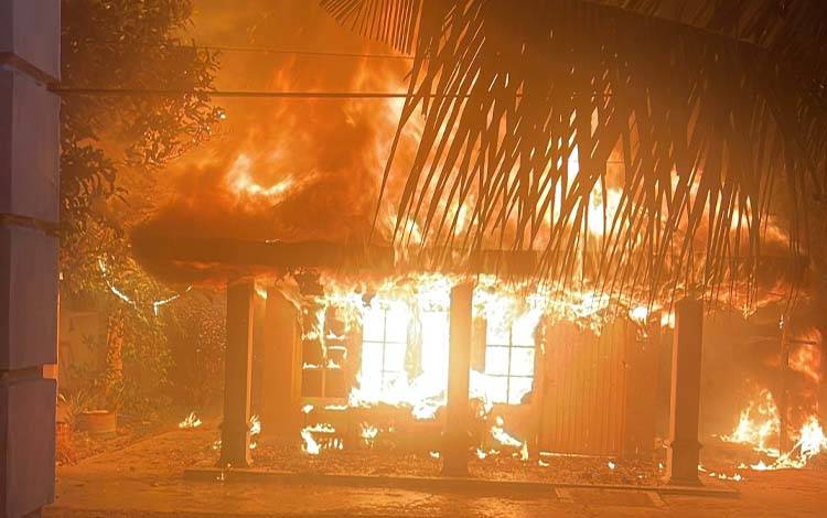 Kebakaran bangunan rumah di Jalan Batu Mutiara, Selasa, 25 Agustus 2026. (FOTO: IST)