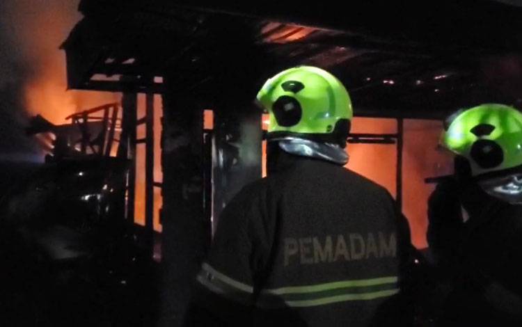 Pemadaman Kebakaran Rumah di Jalan Batu Mutiara Sampit Terkendala Pasokan Air