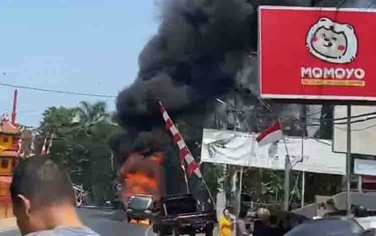 Pikap Terbakar di Depan Kelenteng Suci Nurani Banjarmasin, Asap Hitam Sempat Ganggu Arus Lalu Lintas