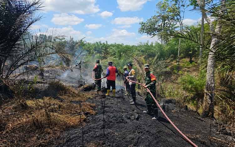 Petugas Tim Tanggap Keadaan Darurat (TKTD) PT GSDI-GSYM bersama Satgas Karhutla Kobar bersinergi lakukan penangan kbakaran lahan di Desa Sido Mulyo, Kecamatan Pangkalan Banteng. (Foto : Istimewa)