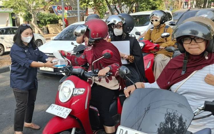 DLH Palangka Raya Bagikan 1.000 Masker Minimalkan Dampak Kabut Asap