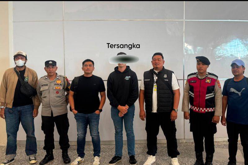 Satuan Reserse Kriminal Kepolisian Resor Badung mengamankan seorang warga negara Australia berinisial BA (27) yang diduga melakukan tindakan asusila di pekarangan rumah warga lokal hingga videonya viral di media sosial. ANTARA/HO-Humas Polda Bali