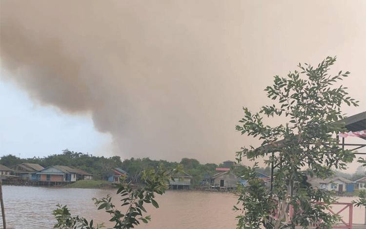 Kondisi udara Talekung Punei, Kapuas Murung yang diselimuti asap tebal, Kamis, 27 Agustus 2026. (FOTO: TRC Kapuas)