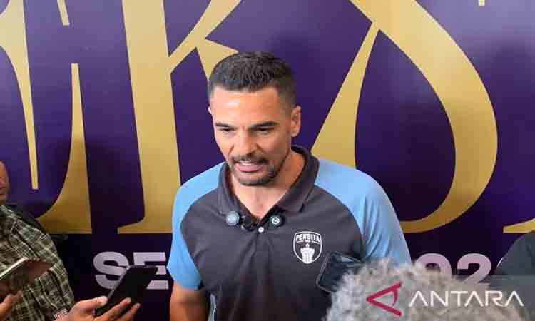 Carlos Pena Bidik Posisi Paling Tinggi Bersama Persita Tangerang