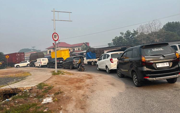 Perbaikan Jembatan Sei Katingan Picu Antrean Panjang, Warga Keluhkan Waktu Tempuh