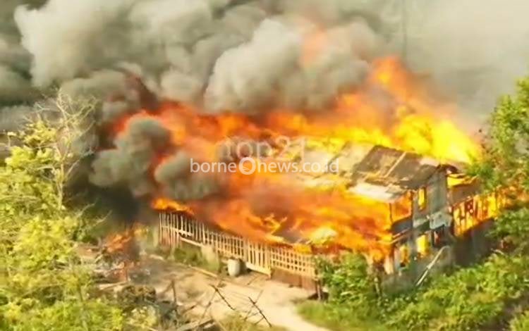 Rumah Kayu Dua Lantai di Sampit Terbakar akibat Karhutla