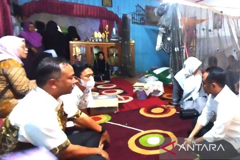 Wali Kota Palangka Raya, Fairid Naprin (kanan berbaju putih) saat melayat di rumah duka didampingi sejumlah pejabat kota setempat pada Kamis (27/8/2026) sore. ANTARA/Rendhik Andika.