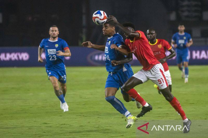 Arsip foto - Pesepak bola Persib Bandung Uilliam Barros Pereira (kedua kiri) berebut bola dengan pesepak bola Manila Digger FC David Sambou (ketiga kiri) pada babak play-off AFC Champions League (ACL) II 2025/2026 di Stadion Gelora Bandung Lautan Api (GBLA), Bandung, Jawa Barat, Rabu (13/8/2025). Persib Bandung lolos ke babak penyisihan grup ACL II zona Timur setelah mengalahkan Manilla Digger FC dengan skor 2-1. ANTARA FOTO/Abdan Syakura/tom.