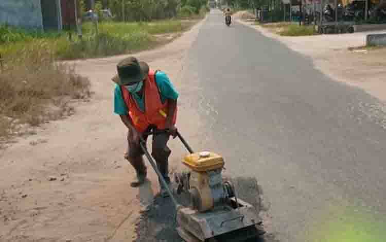 Perbaiki Jalan Berlubang, DPUPR Palangka Raya Lakukan Patching Aspal di Jalan Tampung Penyang Km 6