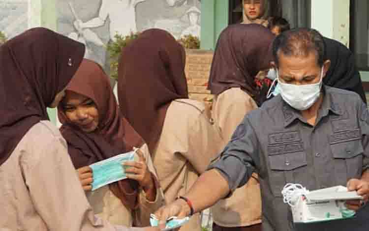Kejati Kalteng Bagikan Masker ke 5 Sekolah di Palangka Raya