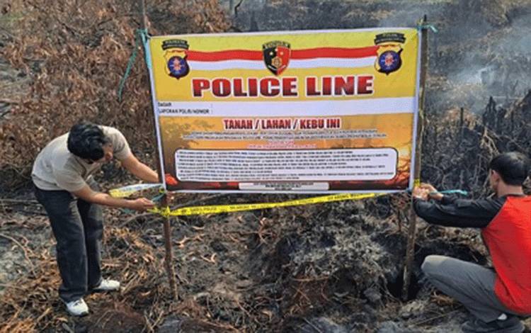 Polsek Sabangau Pasang Police Line dan Banner Imbauan di Tiga Lokasi Bekas Karhutla