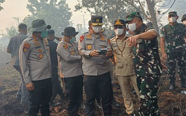 Gubernur Kalimantan Tengah Agustiar Sabran meninjau kebakaran lahan di Jalan Jenderal Sudirman, Sampit, Jumat, 28 Agustus 2026. (FOTO: DEWIP)