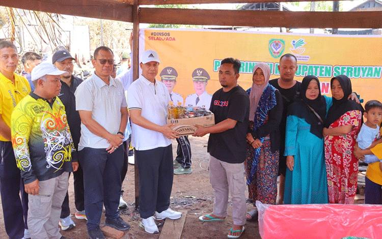 Wakil Bupati Seruyan Turun Langsung Salurkan Bantuan Korban Kebakaran di Kampung Kumai