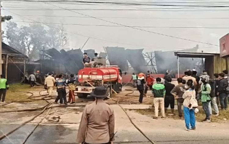 Kebakaran Lahan Merembet ke Bangunan di Jalan Yos Sudarso, Dasu Grill Hangus Terbakar