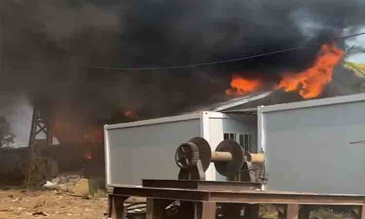 Bangunan di Kawasan Perusahaan Pengolahan Kayu Tamban Terbakar, Asap Hitam Terlihat dari Banjarmasin