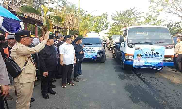 Gubernur Kalimantan Tengah Agustiar Sabran melepas keberangkatan 17 truk untuk bantuan air bersih masyarakat terdampak kekeringan, Jumat, 28 Agustus 2026. (FOTO: DEWIP)