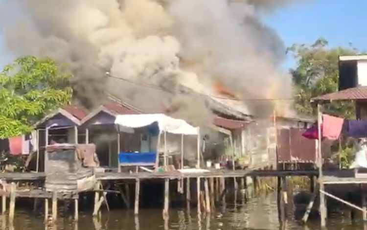 Kebakaran Melanda Permukiman Padat Bantaran Sungai Berangas