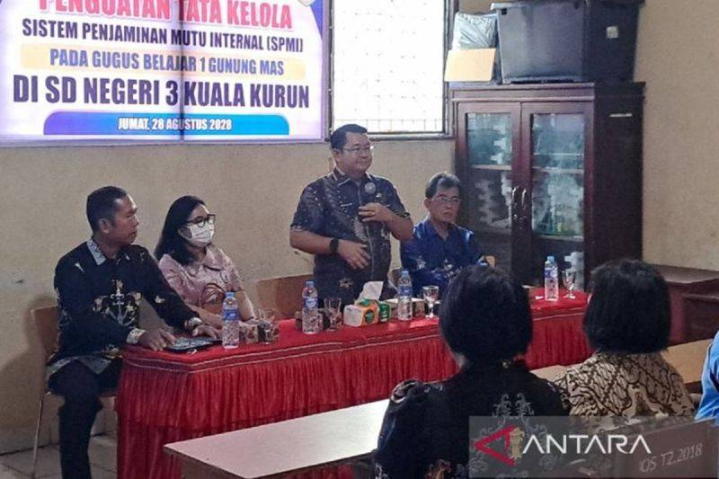 Dokumentasi. Kepala Disdikpora Gumas Aprianto didampingi Kepala SDN 3 Kuala Kurun dan lainnya, saat membuka bimtek di Kuala Kurun. ANTARA/Chandra