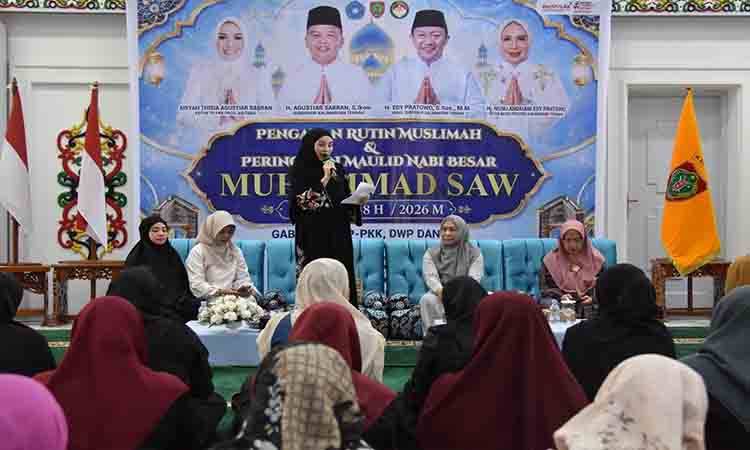 Ketua Tim Penggerak Pemberdayaan dan Kesejahteraan Keluarga Provinsi Kalimantan Tengah Aisyah Thisia Agustiar Sabran saat Peringatan Maulid Nabi Muhammad SAW 1448 H di Istana Isen Mulang. (FOTO:BIRO ADPIM SETDA KALTENG)